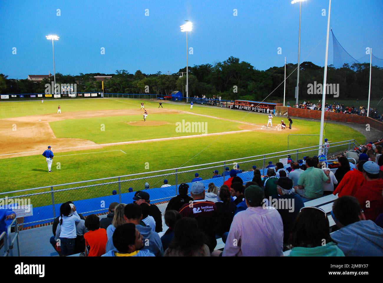 Fans genießen ein Nachtspiel der Cape Cod Baseballliga, bei dem die besten College-Spieler und Athleten vorgestellt werden Stockfoto