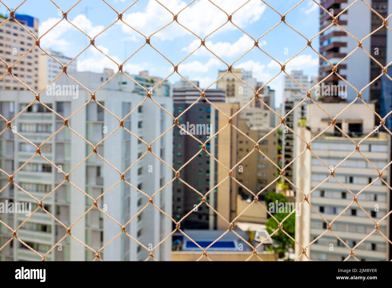 Schützendes Sicherheitsnetz im Fenster, um Stürze von hohen Wohnhochhäusern in Sao Paulo, Brasilien, zu verhindern Stockfoto