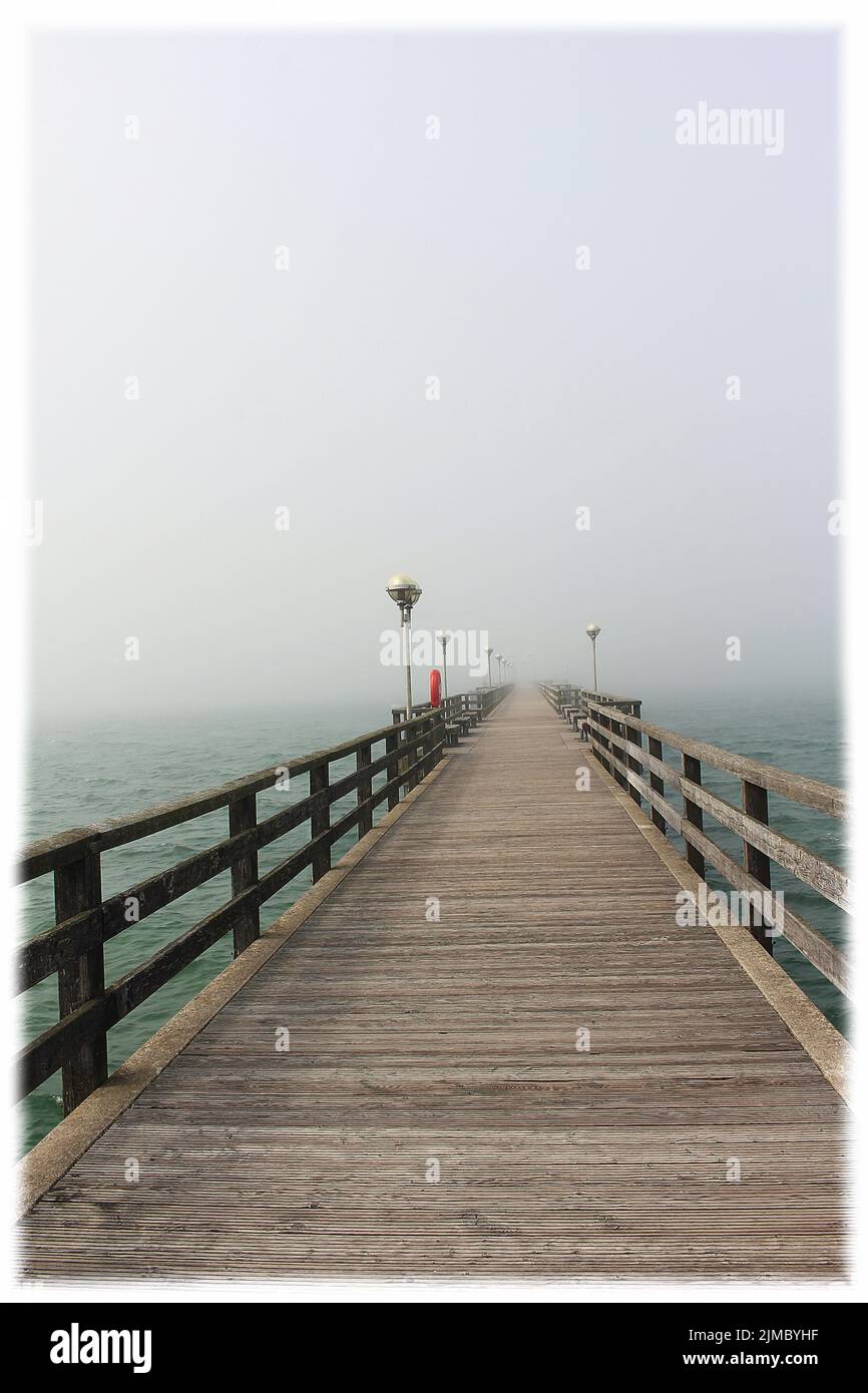 Pier in Costal Fog Stockfoto