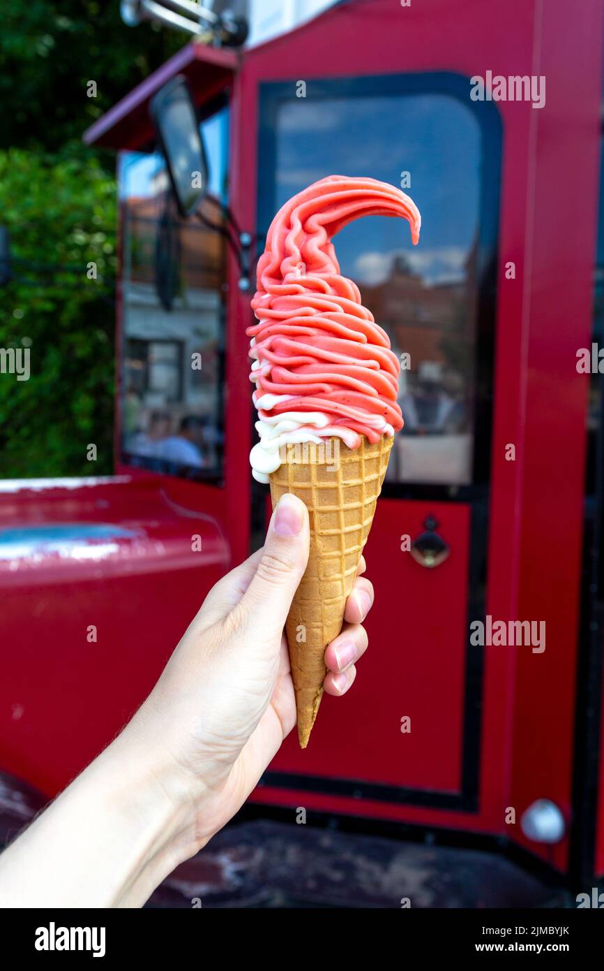 Polnisches Softeis mit Erdbeer- und Vanilleeis (Lody świderki), Warschau, Polen Stockfoto