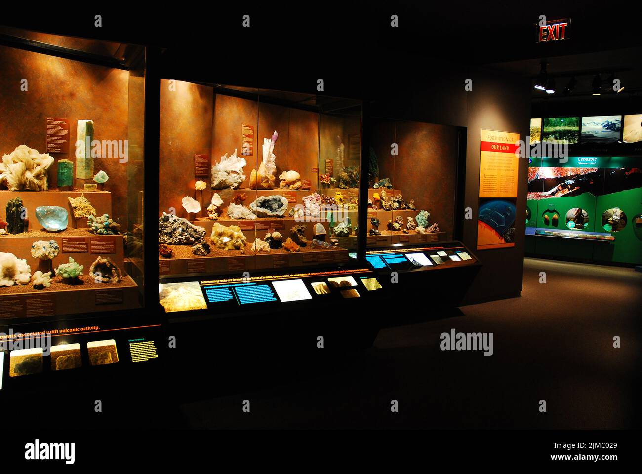 Eine große Ausstellung im Bruce Museum, einem Naturkundemuseum in Greenwich Connecticut, zeigt verschiedene Edelsteine und Mineralien für die Gäste Stockfoto