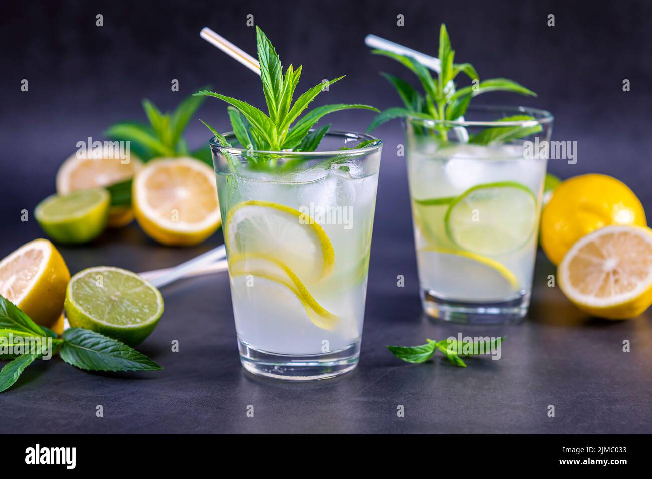 Kalte, erfrischende Sommerlimonade mit Minze in Gläsern Stockfoto Kalte, erfrischende Sommerlimonade mit Minze in Gläsern Stockfoto