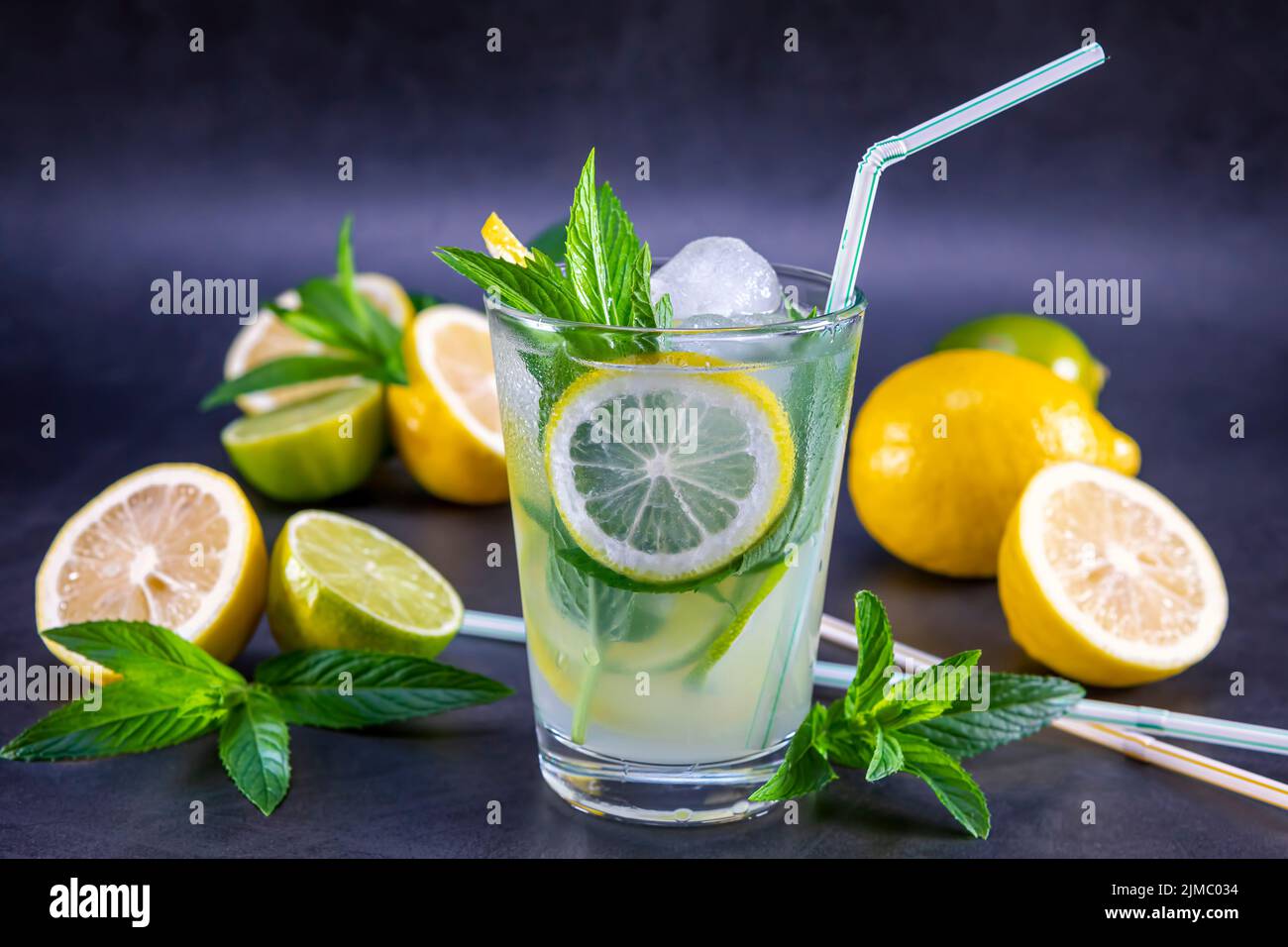 Kalte, erfrischende Sommerlimonade mit Minze im Glas Stockfoto Kalte, erfrischende Sommerlimonade mit Minze im Glas Stockfoto