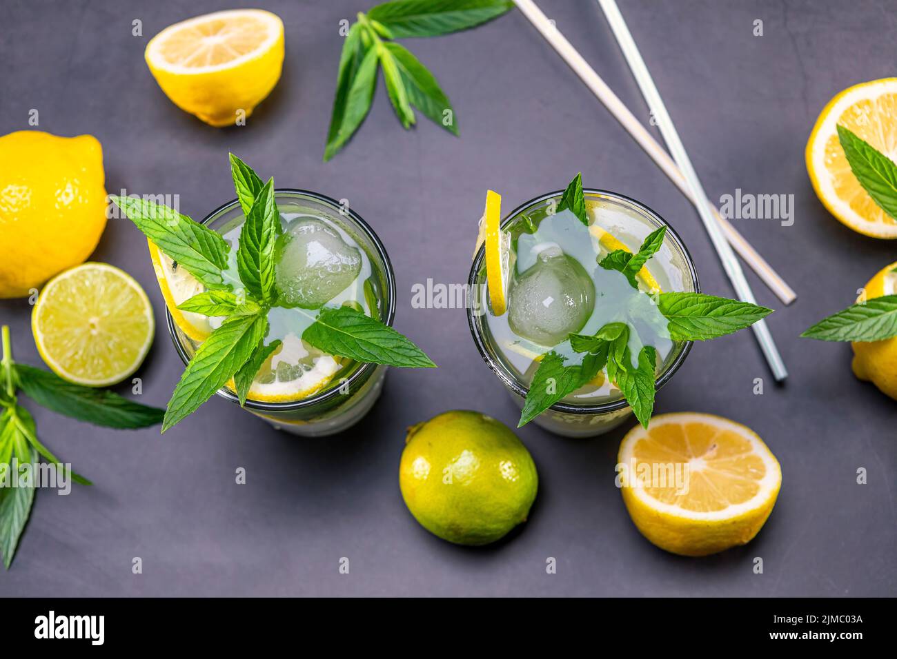 Draufsicht auf frische Limonade mit Minze in Gläsern Stockfoto Draufsicht auf frische Limonade mit Minze in Gläsern Stockfoto