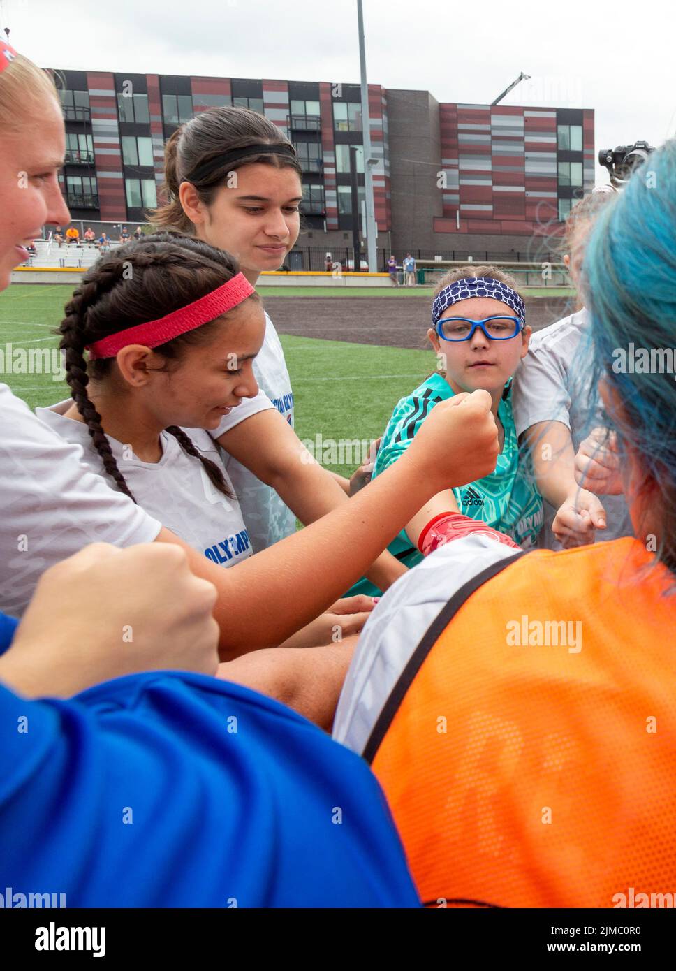 Detroit, Michigan - Spieler der US-Frauenmannschaft beim Unified Cup-Fußballturnier der Special Olympics huddeln vor ihrer Matte Stockfoto