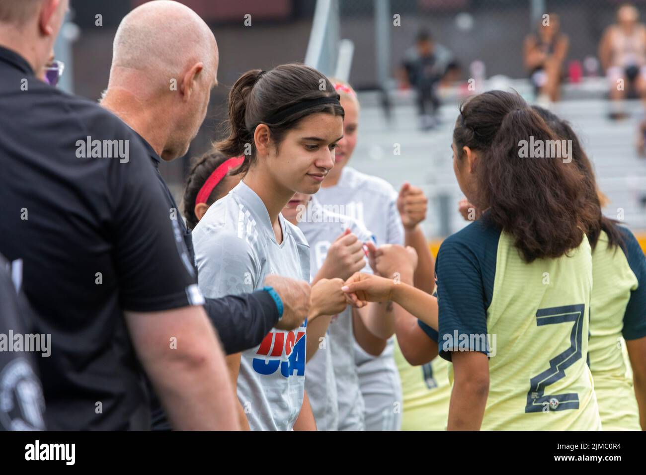 Detroit, Michigan - Spieler der Frauen-Teams der Vereinigten Staaten und Mexiko Bumb Fäuste vor ihrem Spiel in der Special Olympics Unified Cup foo Stockfoto