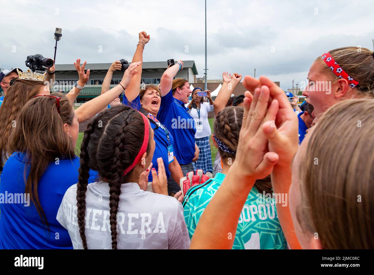Detroit, Michigan - Spieler und Trainer der US-Frauenmannschaft in der Special Olympics Unified Cup (Fußball)-Turnier feiern ein Stockfoto