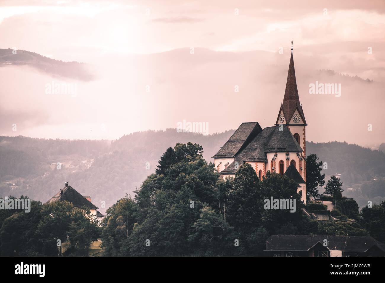 Die Kirche Maria Woerth am woerthersee bei Sonnenaufgang Stockfoto