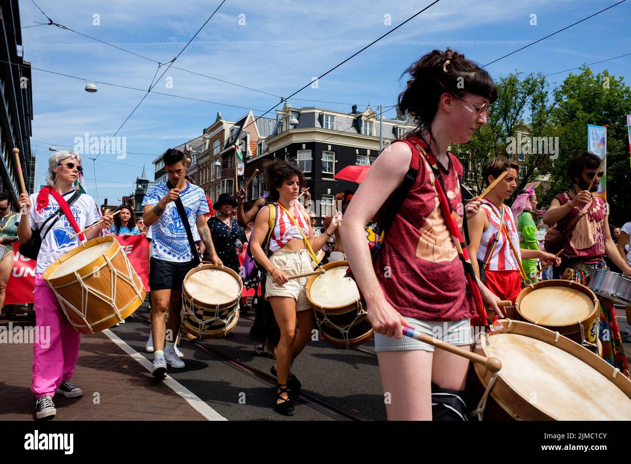 AMSTERDAM - JULI 30: Pride Amsterdam 2022 startet am 30. Juli 2022 mit dem Pride Walk in Amsterdam, Niederlande. Stockfoto