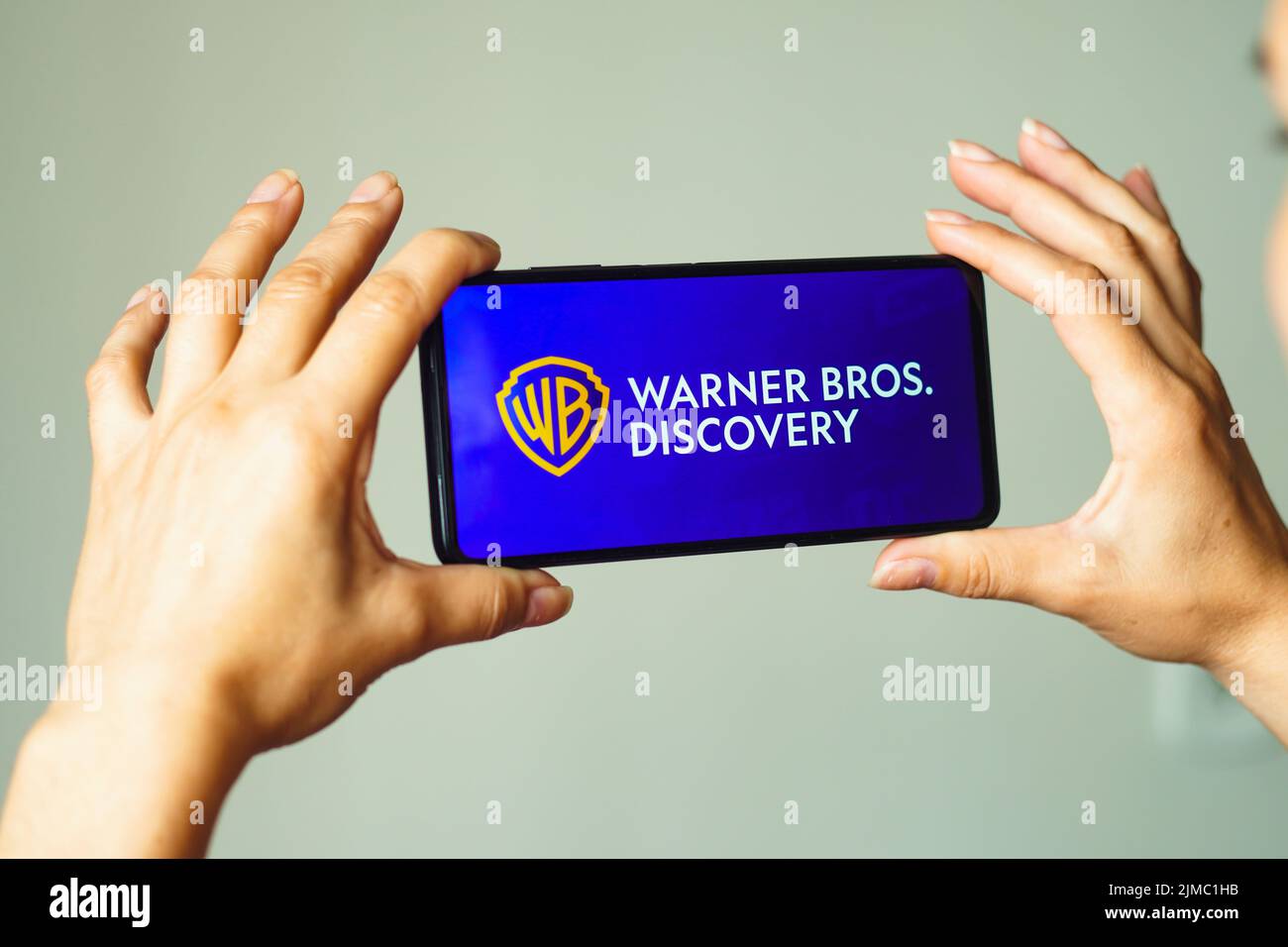 In dieser Abbildung wird das Warner Bros. Discovery-Logo auf einem Smartphone-Bildschirm angezeigt. Stockfoto