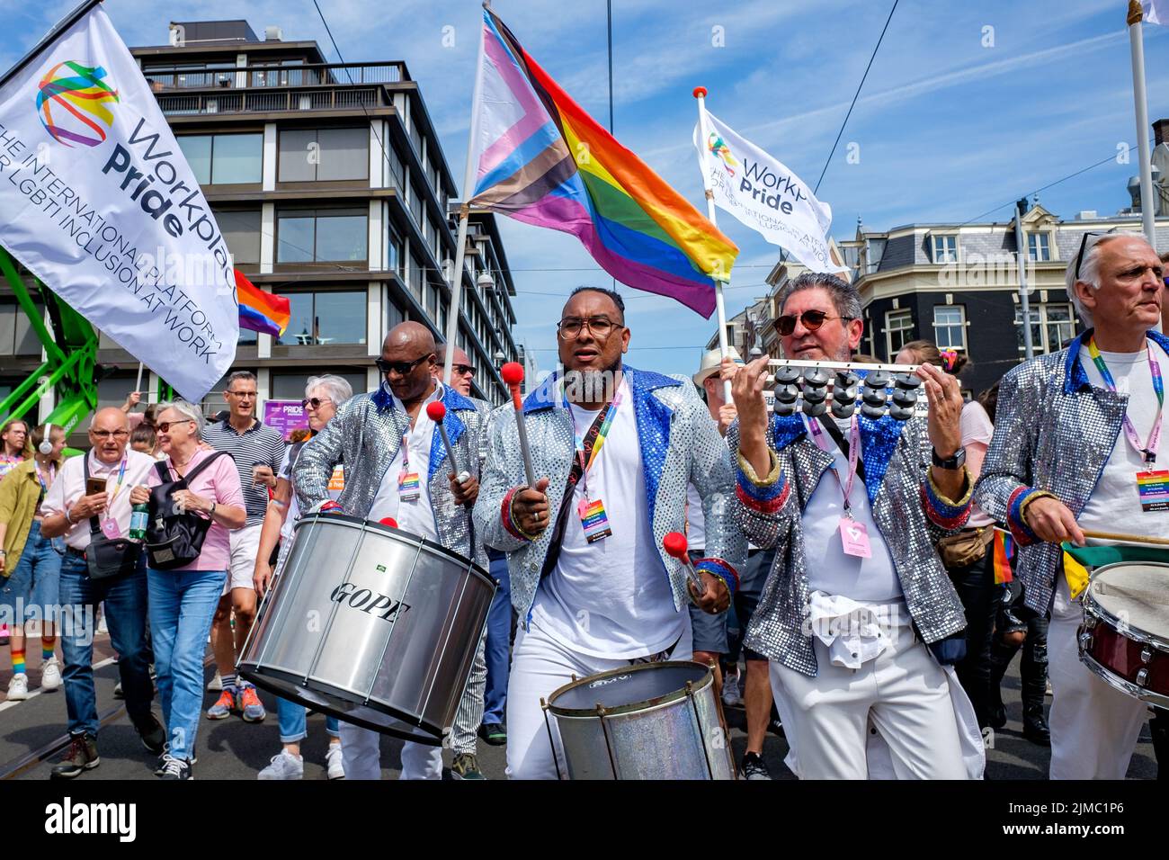 AMSTERDAM - JULI 30: Pride Amsterdam 2022 startet am 30. Juli 2022 mit dem Pride Walk in Amsterdam, Niederlande. Stockfoto