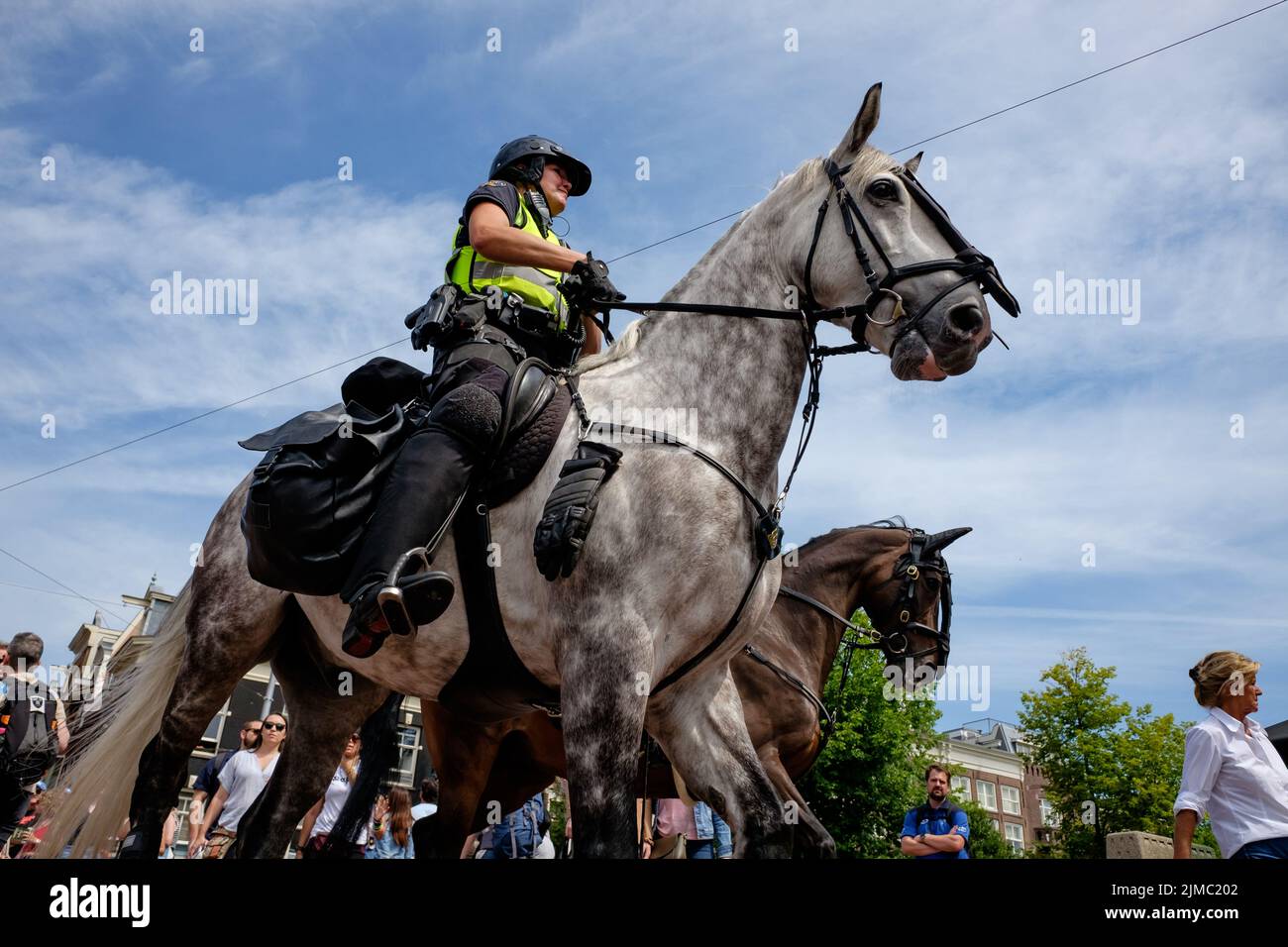 AMSTERDAM - JULI 30: Polizeistreife während der Veranstaltung „Pride Amsterdam“ am 30. Juli 2022 in Amsterdam, Niederlande. Stockfoto