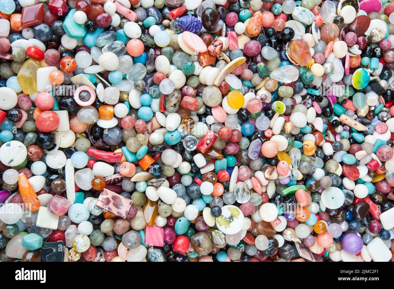 Hintergrund der harten polierte Steine mit Loch für das Einfügen einer Halskette für Verkauf Stockfoto