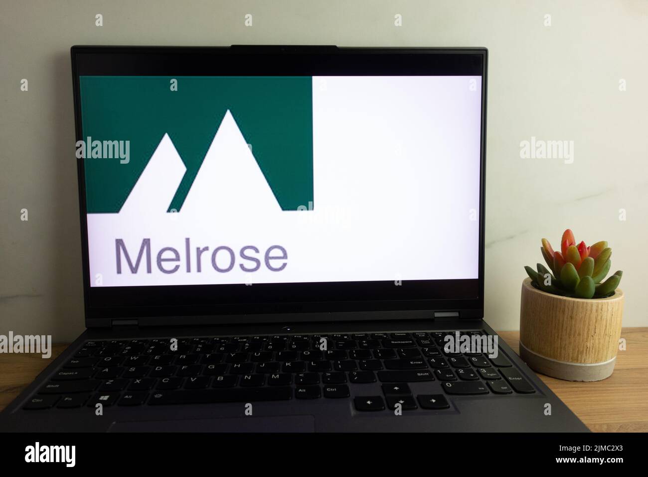 KONSKIE, POLEN - 04. August 2022: Logo des britischen Produktionsunternehmens Melrose Industries plc, das auf dem Laptop-Computerbildschirm angezeigt wird Stockfoto