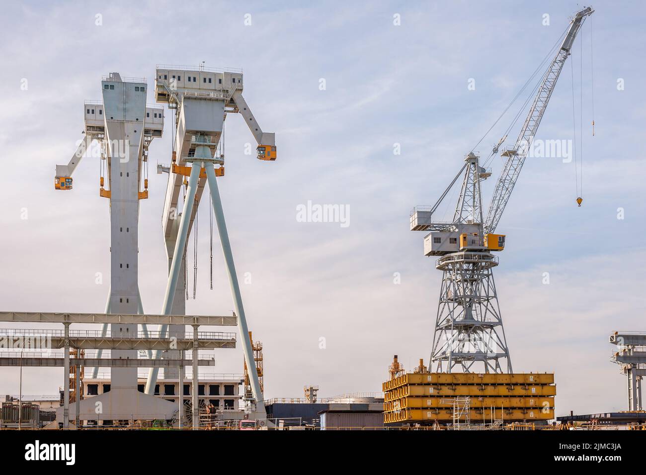 Krane in der Werft. Stockfoto