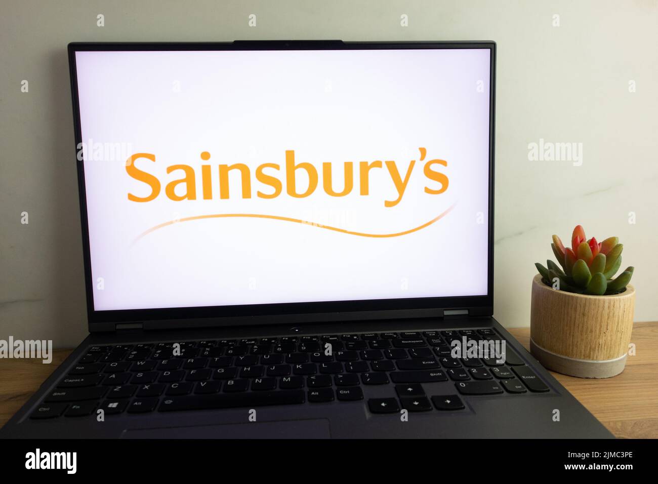 KONSKIE, POLEN - 04. August 2022: J Sainsbury plc, gehandelt als Sainsburys, Logo der Supermarktkette auf dem Laptop-Computerbildschirm Stockfoto