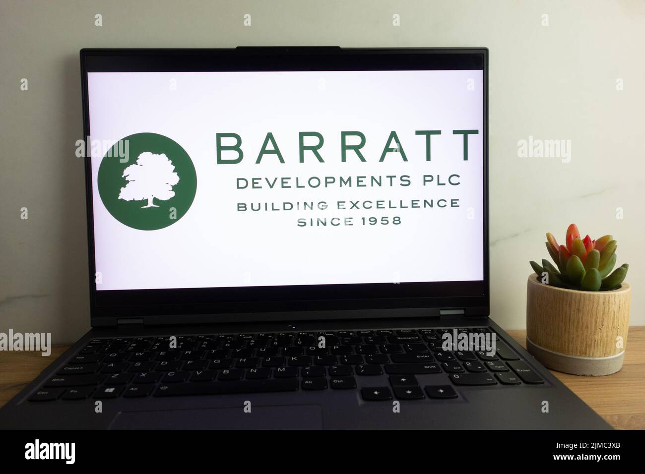 KONSKIE, POLEN - 04. August 2022: Barratt Developments plc Wohnimmobilien-Entwicklungsunternehmen Logo auf Laptop-Bildschirm angezeigt Stockfoto