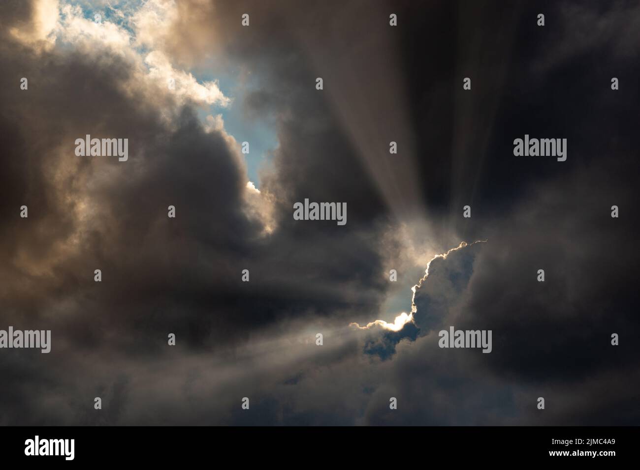 Dramatische Sturmwolken mit Sonnenstrahlen. Stockfoto