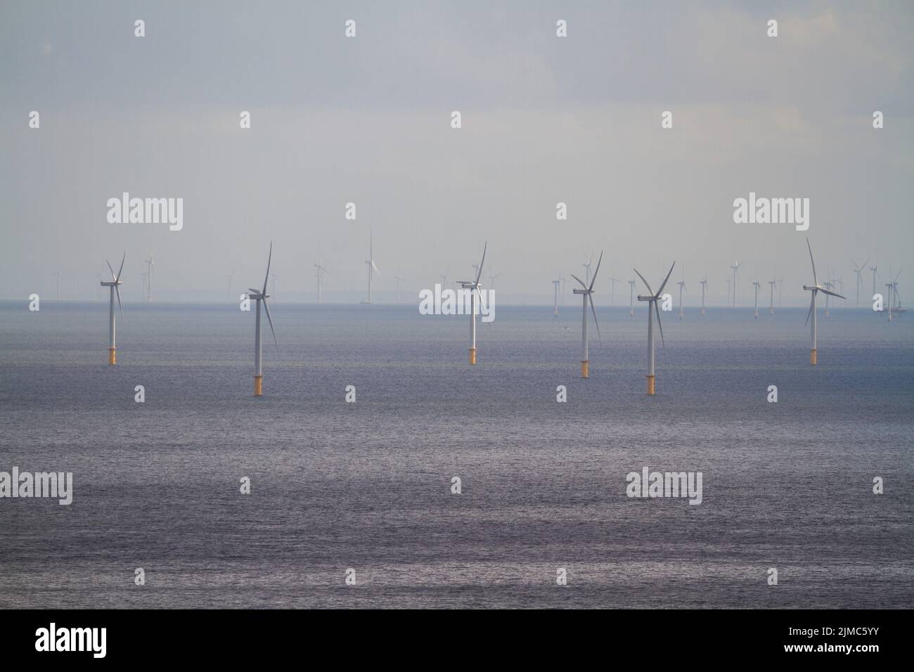 Windturbinen auf See aus Llandudno, North Wales, Großbritannien. Stockfoto