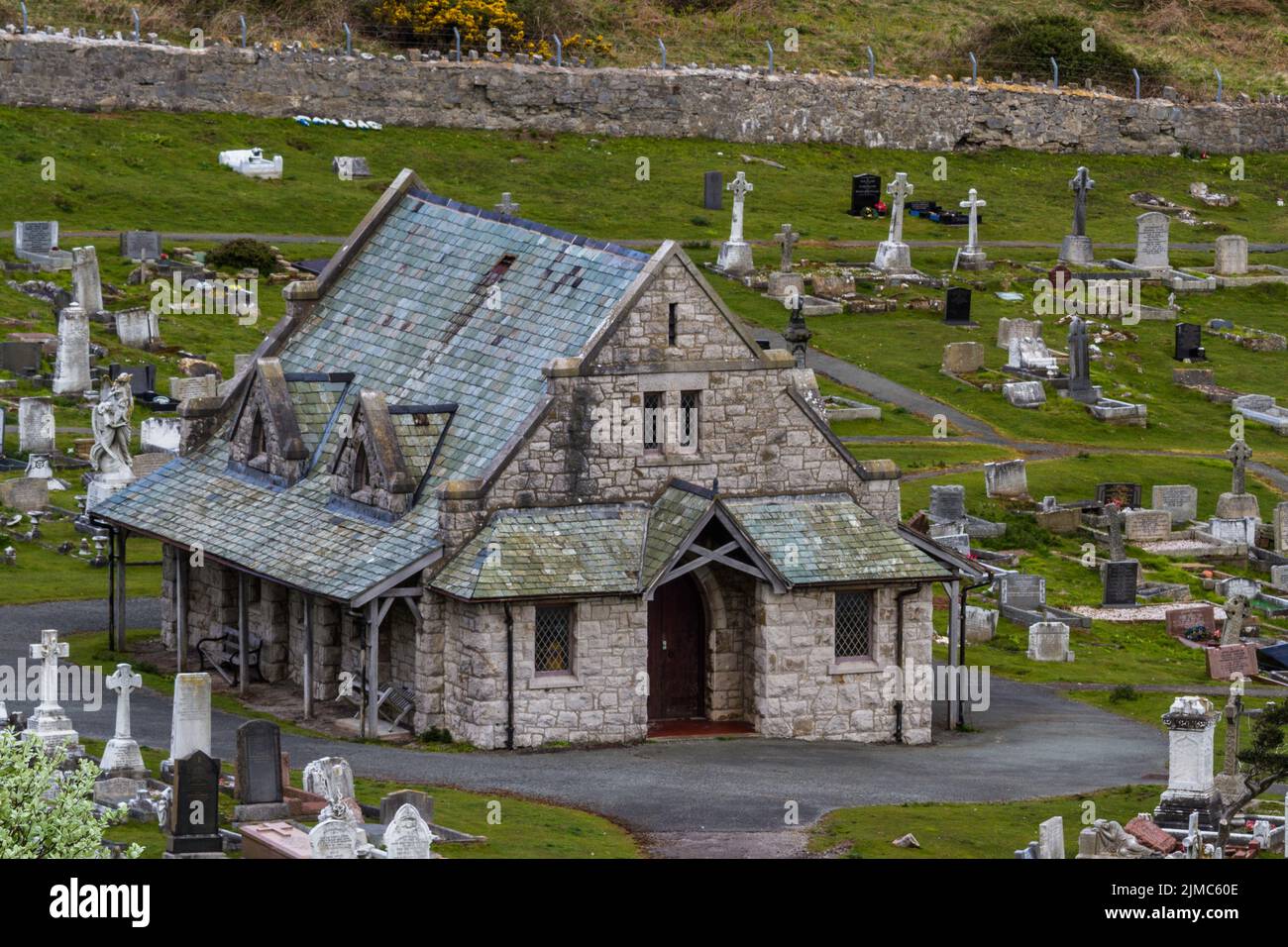 Great Orme Cemetery Chapel, in Hangfriedhof. Llandudno, Nordwales, Großbritannien Stockfoto