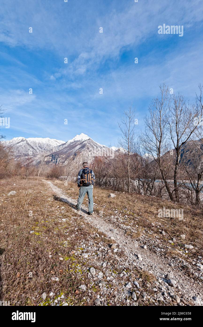 Wanderer gehen auf dem Weg in Richtung Berge Stockfoto