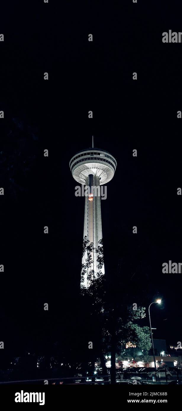 Eine Aufnahme des Skylon-Turms, der hell auf einer dunklen Straße steht Stockfoto