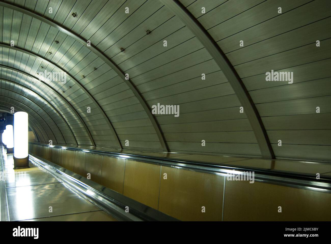 Moskauer Metro, Rolltreppe, Rhythmus von sich wiederholenden Designelementen und Lampen Stockfoto