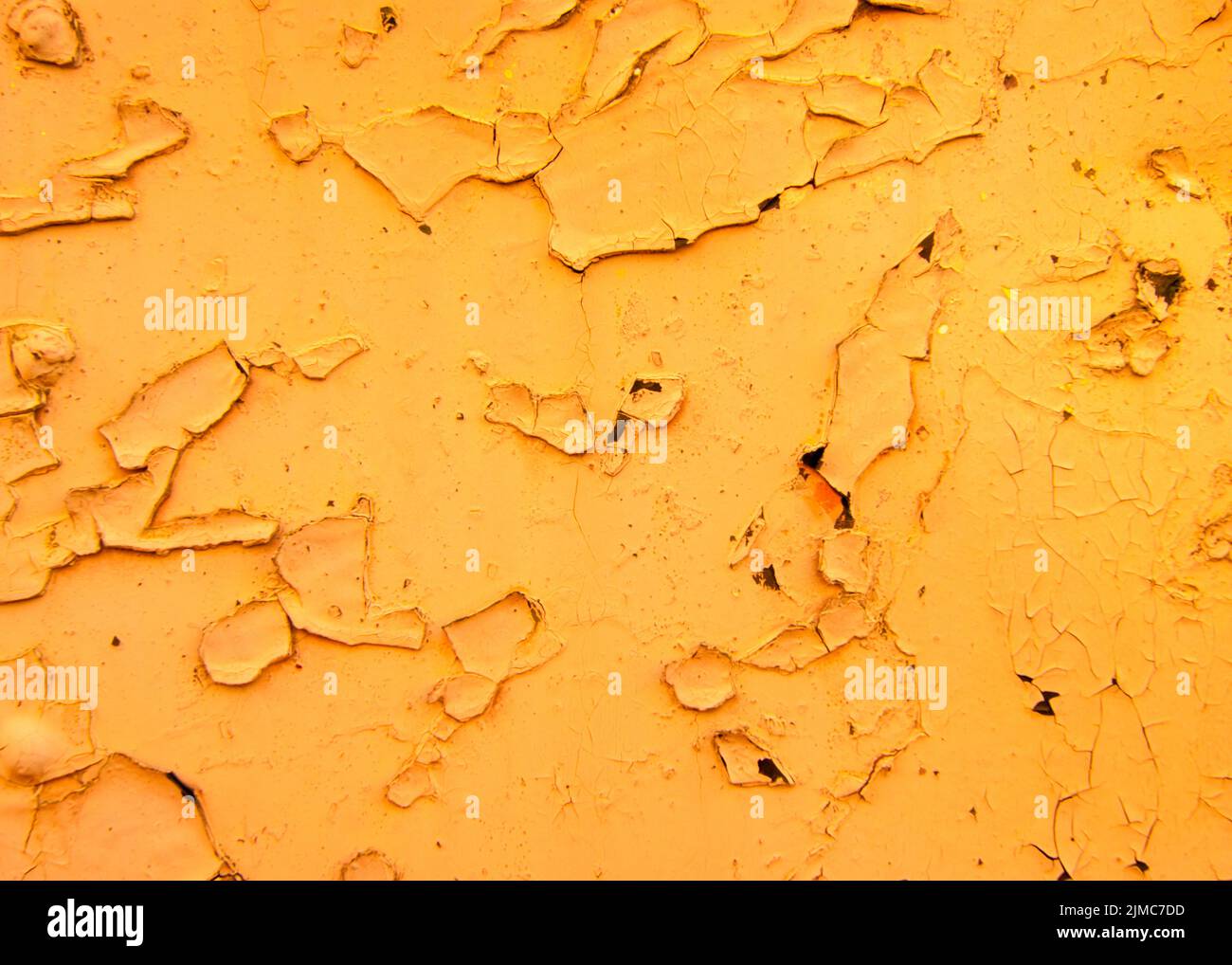 Alter, Jahrgang, Metallkorrosion, Schichten alter abblätternder Farbe auf einem alten Eisenanhänger Stockfoto
