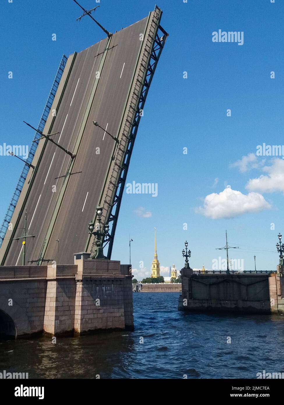 Angehobene Brücke. Navy Day. In St. Petersburg werden Brücken gebaut. Stockfoto