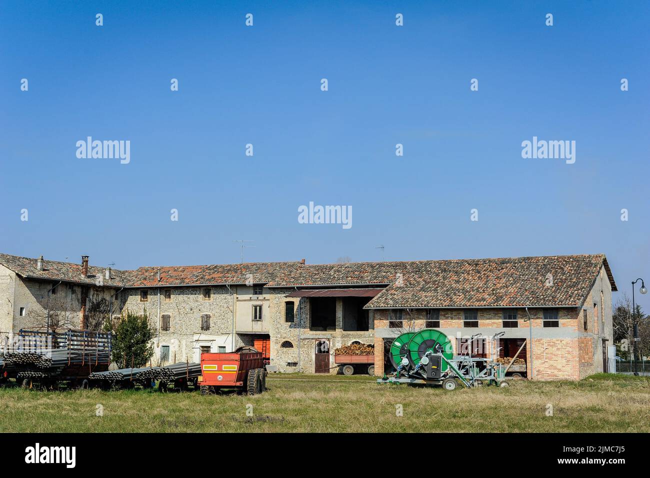 Alte landwirtschaftliche Werkzeuge zu bewässern Stockfoto