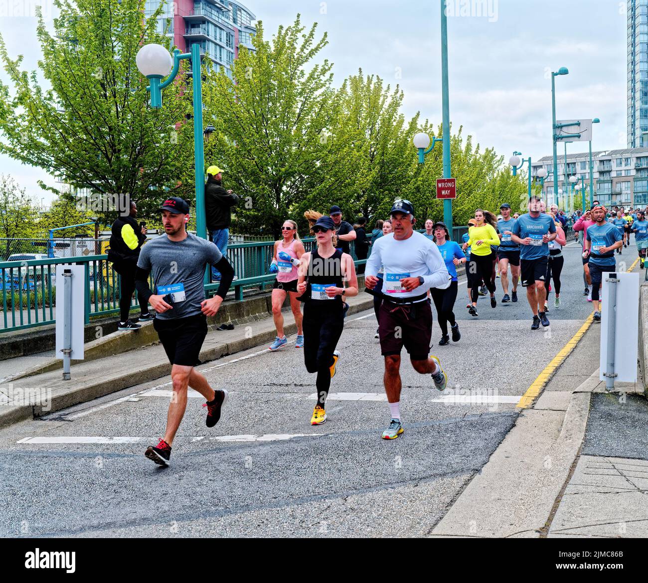 VANCOUVER, BRITISH COLUMBIA - 29. April 2022: Vancouver, ein geschäftiger Hafenort an der Westküste in British Columbia, gehört zu den Kanadas, die am dichtesten und ethnischsten sind Stockfoto