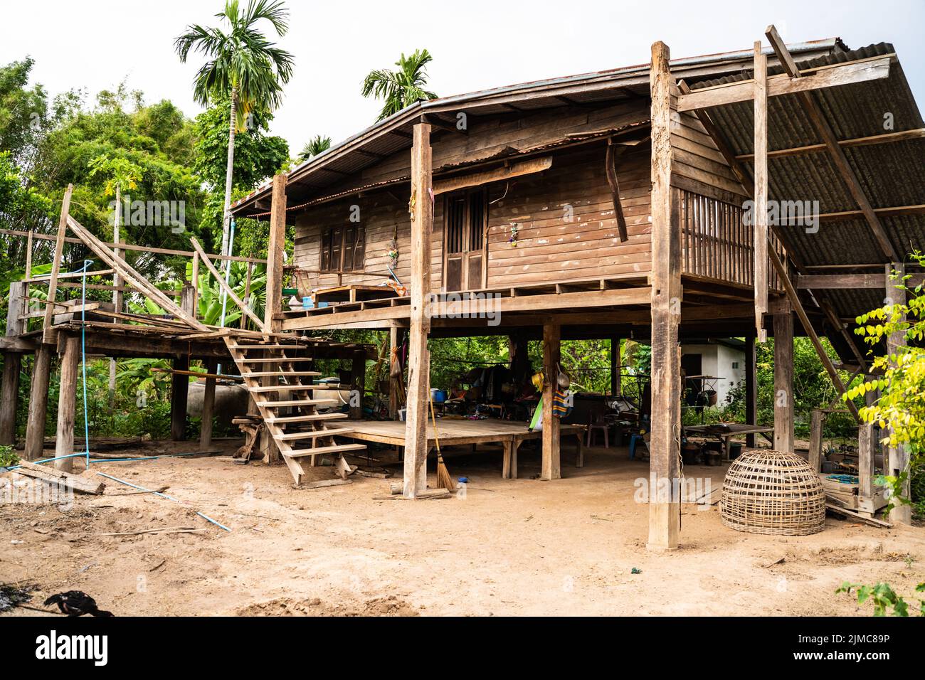Traditionelle Häuser der Ureinwohner Thailands im Dorf Stockfoto