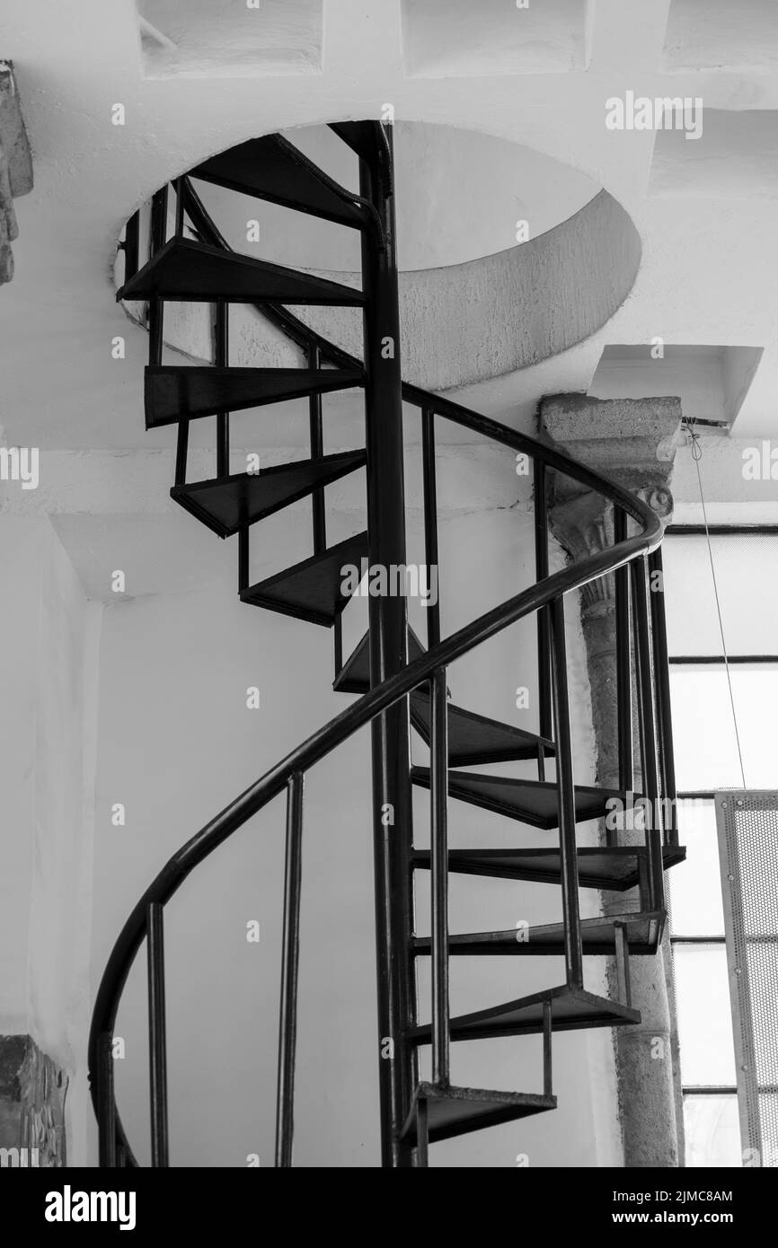 Geschwungene Treppe mit Metallgeländern, Inneneinrichtung, modernes Objekt, Design Stockfoto