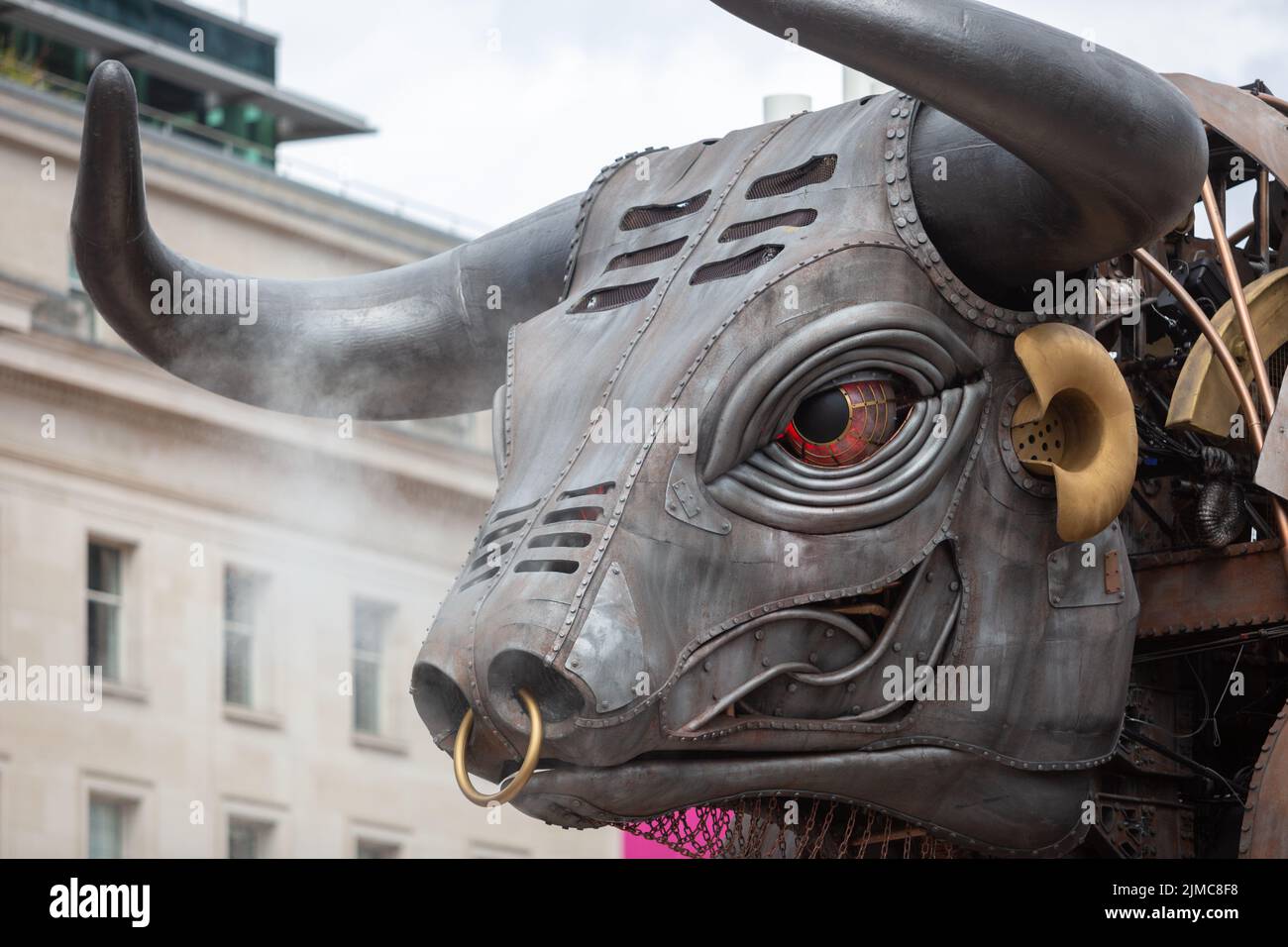 Der Raging Bull - der mechanische Bulle aus dem Jahr 10ft, der bei den Commonwealth Games von Birmingham 2022 in Großbritannien eingesetzt wurde Stockfoto