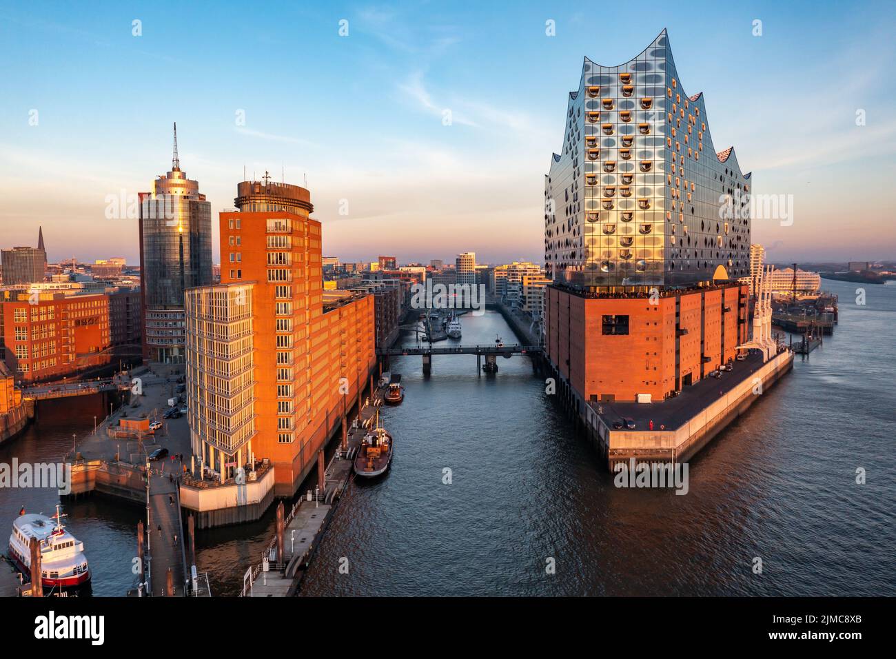 Luftaufnahme des Sandtorhafens und der Elbphilharmonie in der Hamburger HafenCity Stockfoto