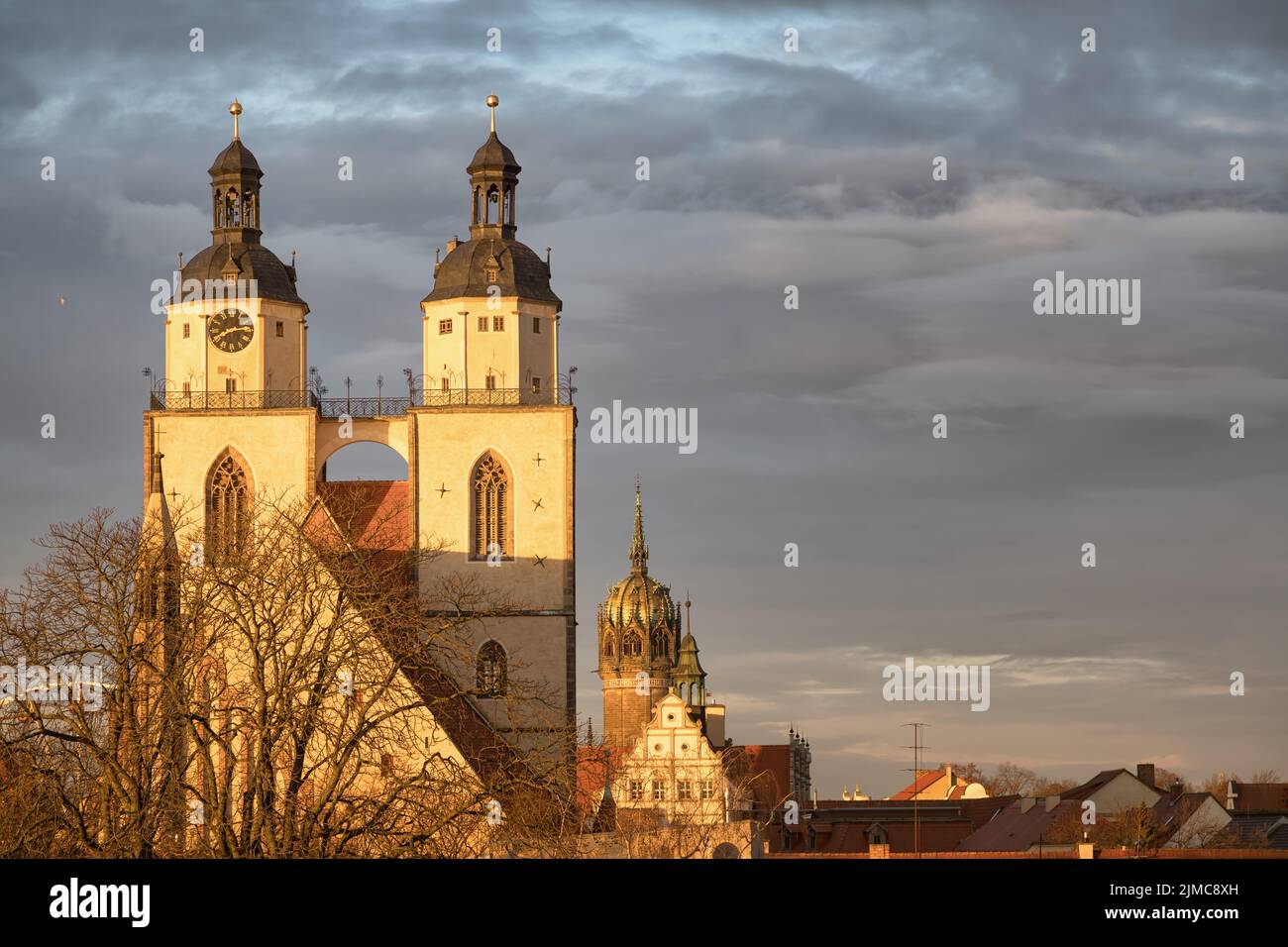 Die Türme der Stadtkirche wittenberg im Winter Stockfoto