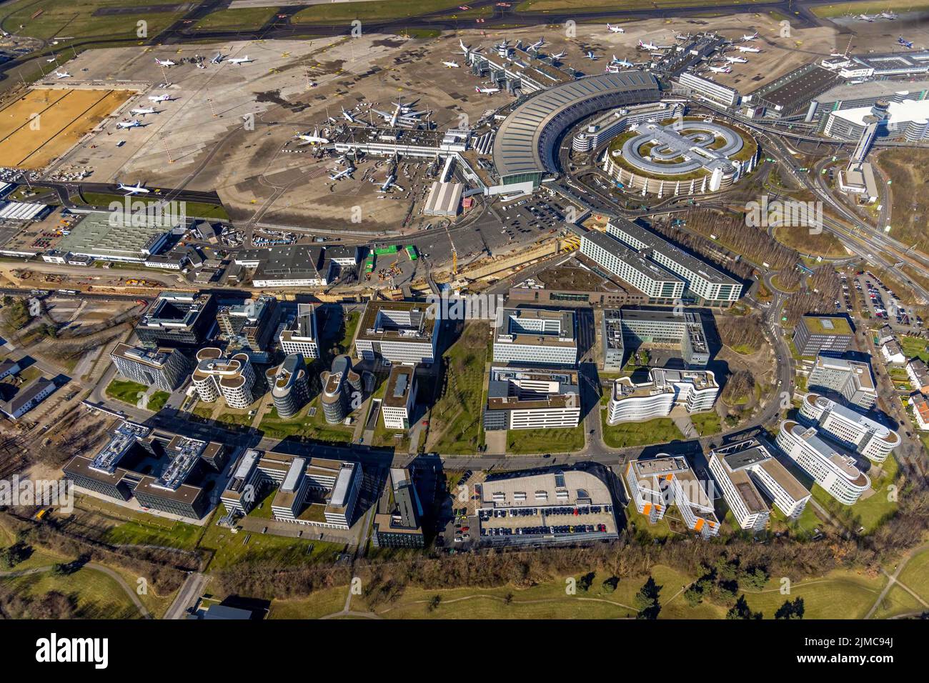 Luftaufnahme, Flughafen Düsseldorf mit Air Park Business Center im Stadtteil Lohausen in Düsseldorf, Rheinland, Nordrhein-Westfalen, Deutschland Stockfoto