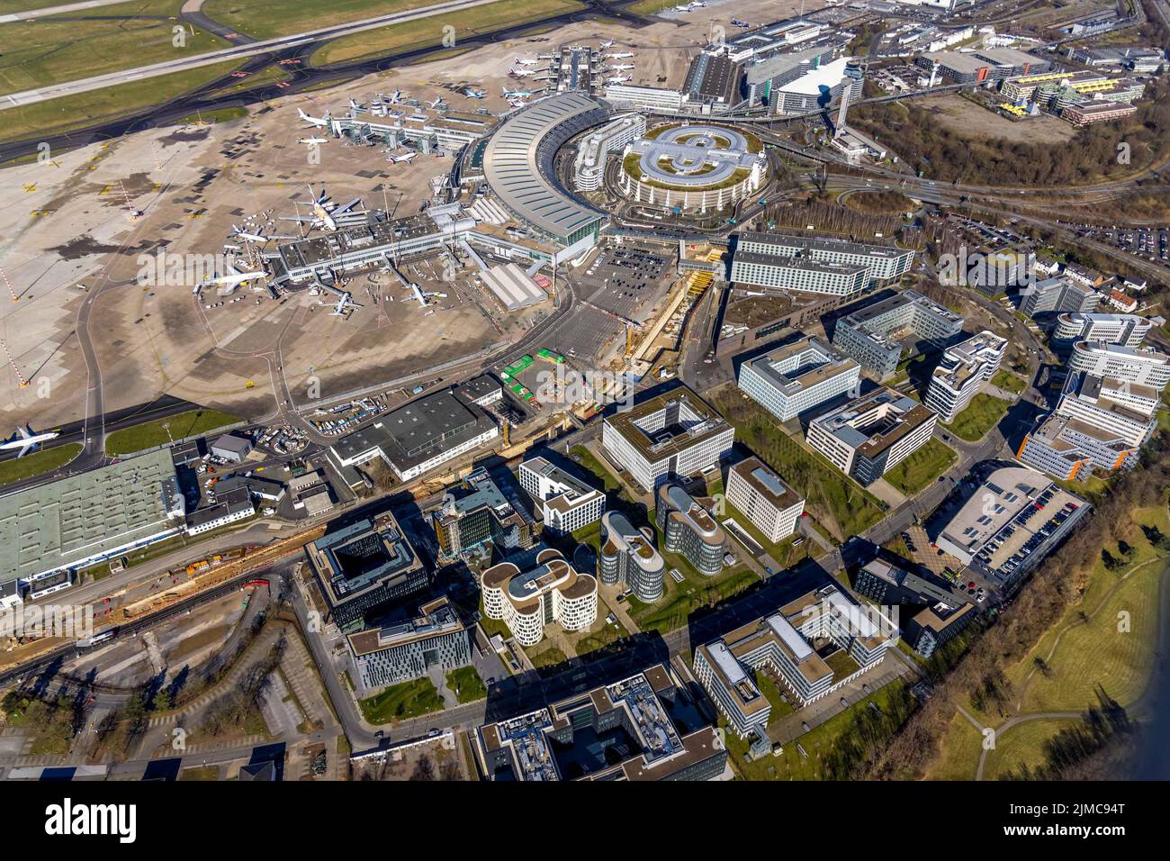 Luftaufnahme, Flughafen Düsseldorf mit Air Park Business Center im Stadtteil Lohausen in Düsseldorf, Rheinland, Nordrhein-Westfalen, Deutschland Stockfoto
