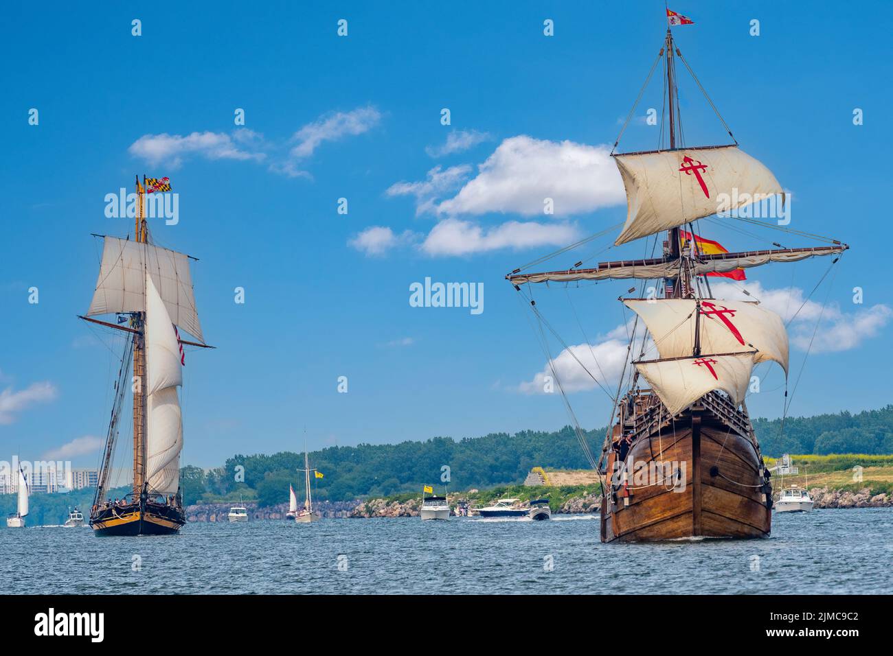 Die Tall Ships St. Lawrence II und Nao Trinidad kommen während des Tall Ships Festivals am 7. Juli 2022 in Cleveland, Ohio, USA an. Stockfoto