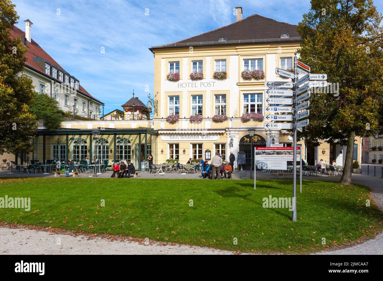 Rathaus und Hotel Post am Kapellplatz, Altötting, Bayern, Deutschland, Okt. 2010 Stockfoto