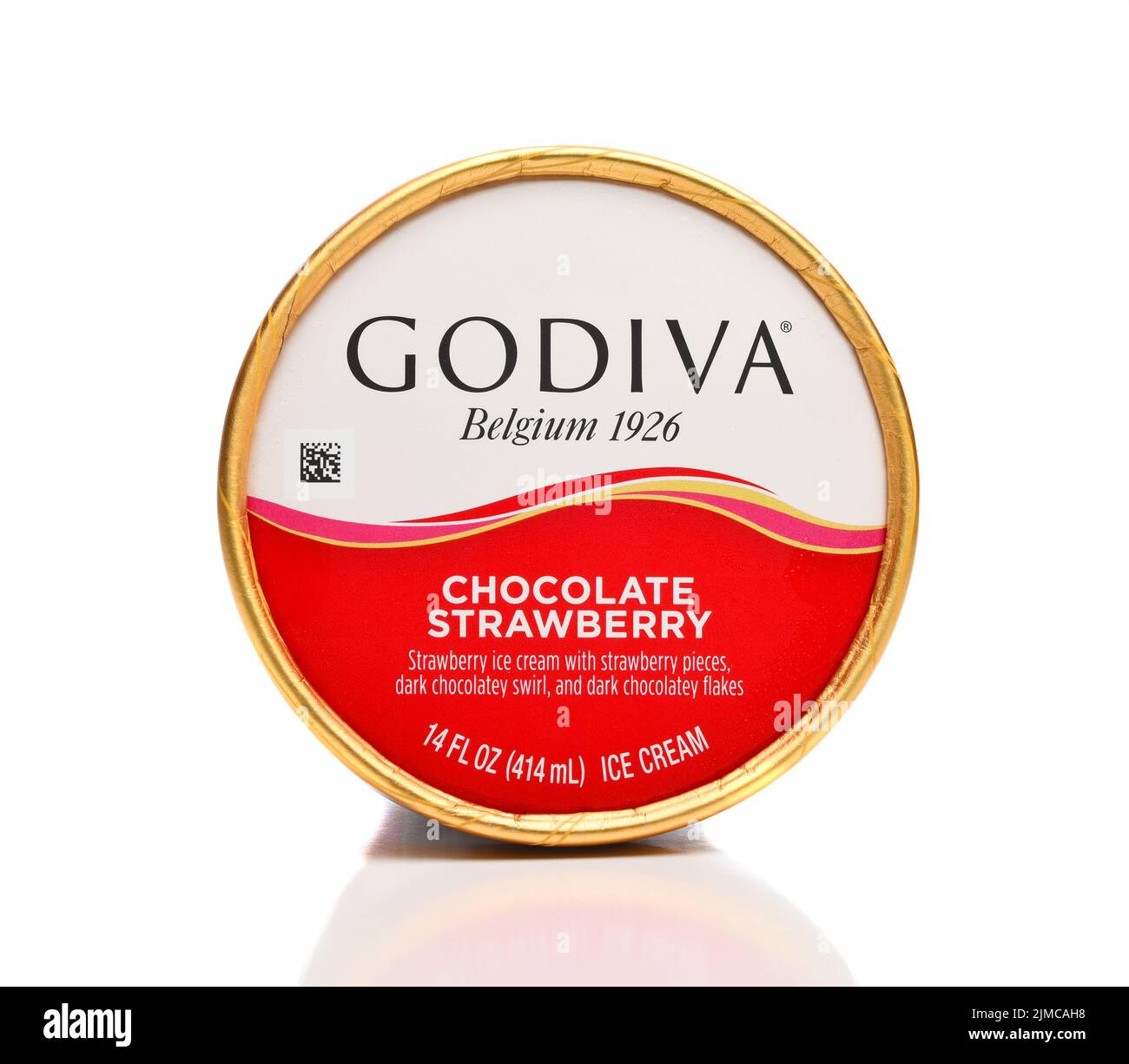 IRVINE, KALIFORNIEN - 8 AUG 2022: Ein 14 Unze Karton Godiva Schokolade Erdbeer Eis, top closeup. Stockfoto