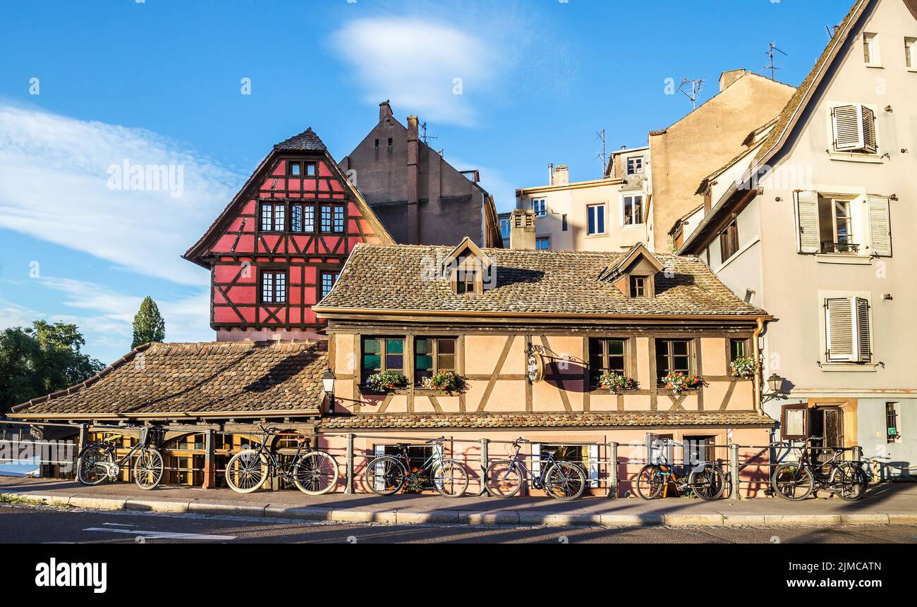 An den alten Häusern in Straßburg, Frankreich, befinden sich mehrere Fahrräder Stockfoto