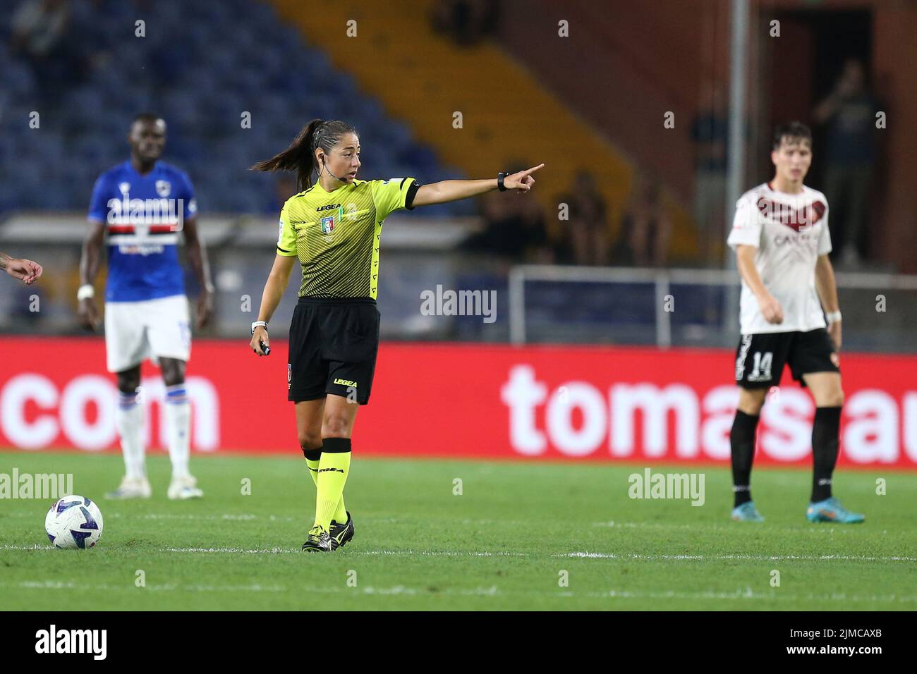 Genua, Italien. 5. August 2022. Ferrieri Caputi officia Schiedsrichter Gesten während des Coppa Italia Spiel zwischen uns Sampdoria und Reggina 1914 im Stadio Luigi Ferraris am 5. August 2022 in Genua, Italien . Quelle: Marco Canoniero/Alamy Live News Stockfoto