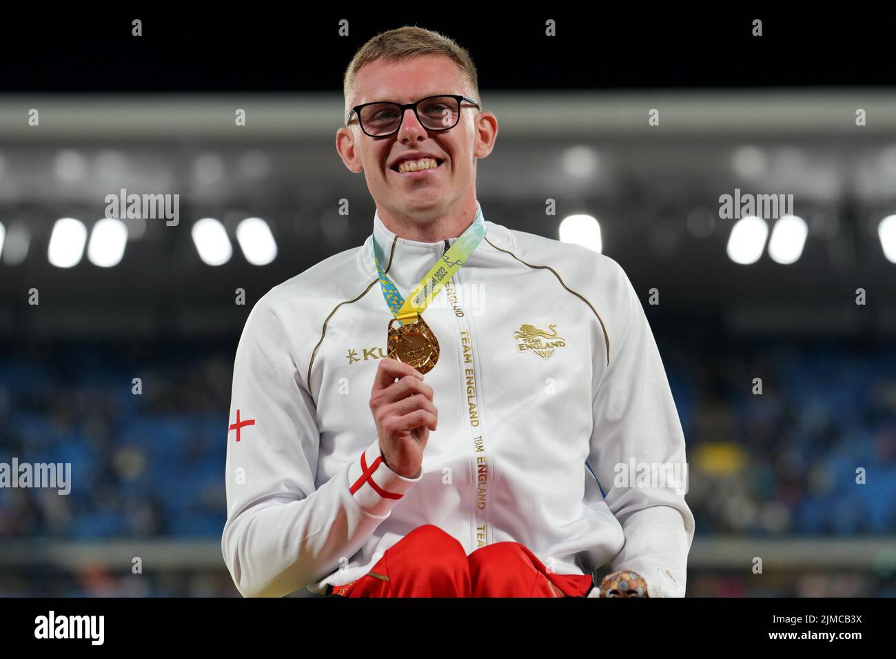 Der englische Nathan Maguire mit seiner Goldmedaille nach dem Herrenfinale T53/54 1500m im Alexander Stadium am achten Tag der Commonwealth Games 2022 in Birmingham. Bilddatum: Freitag, 5. August 2022. Stockfoto