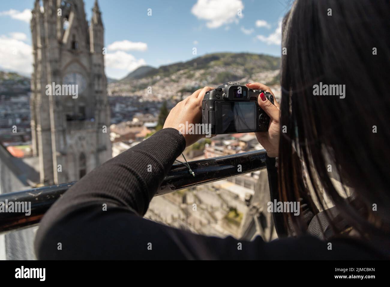 Person, die ein Foto mit einer professionellen Digitalkamera hält und macht eine Landschaft der Stadt am Tag, Hobby und Kunst, Objekt Stockfoto
