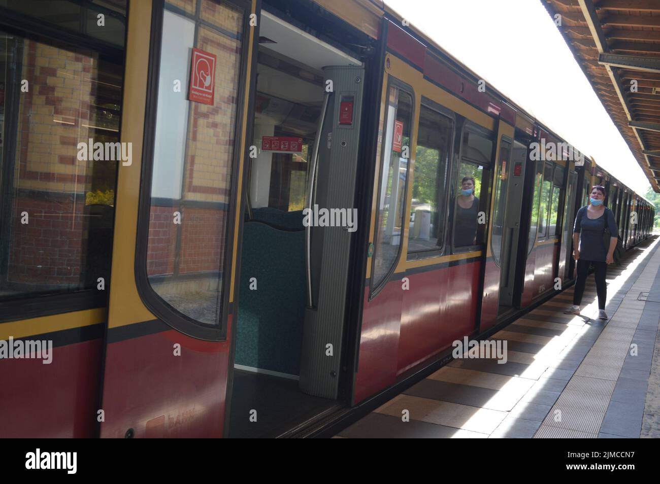 Berlin, Deutschland - 4. August 2022 - Ein Großbrand im Grunewald, verursacht durch mehrere Explosionen auf einer Munitionsdeponie - der Pendlerzug wurde am Bahnhof Grunewald unterbrochen. (Foto von Markku Rainer Peltonen) Stockfoto