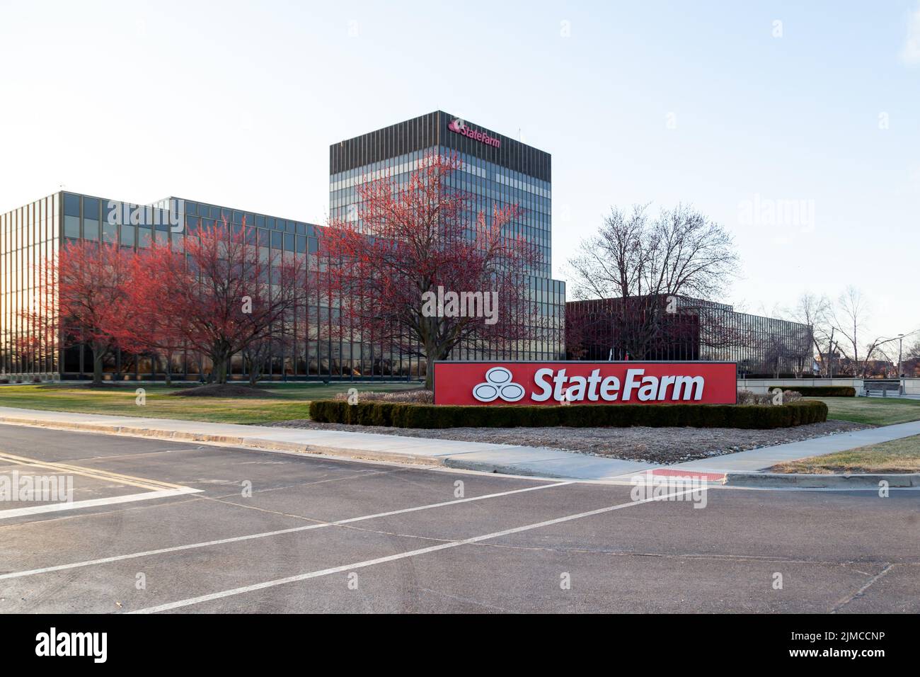 Bloomington, Illinois, USA - 26. März 2022: Unternehmenszentrale der State Farm in Bloomington, Illinois, USA. Stockfoto