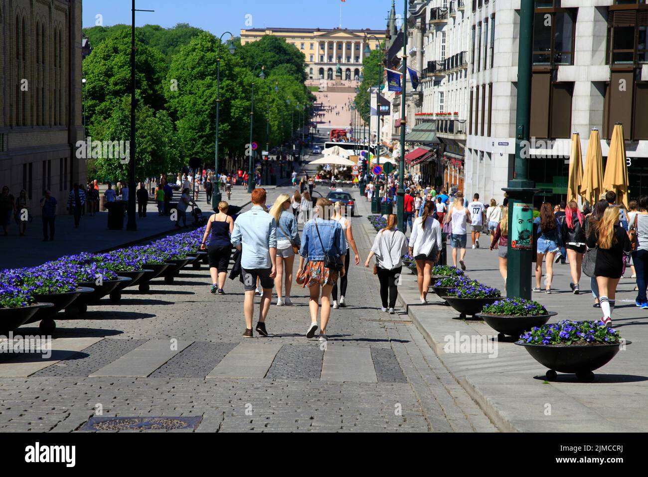 Karl Johans Gate und Königspalast von Oslo Stockfoto