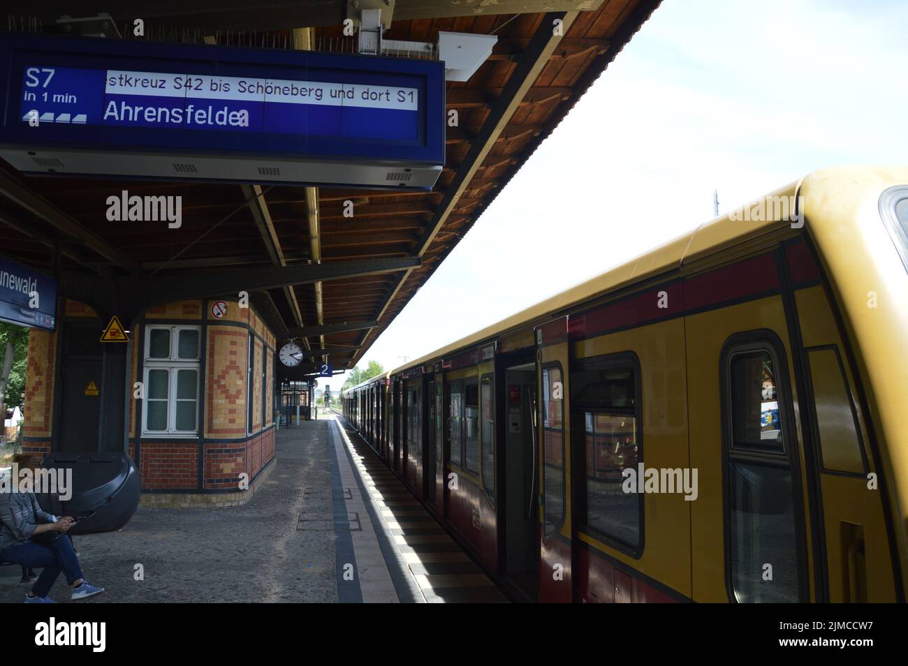 Berlin, Deutschland - 4. August 2022 - Ein Großbrand im Grunewald, verursacht durch mehrere Explosionen auf einer Munitionsdeponie - der Pendlerzug wurde am Bahnhof Grunewald unterbrochen. (Foto von Markku Rainer Peltonen) Stockfoto