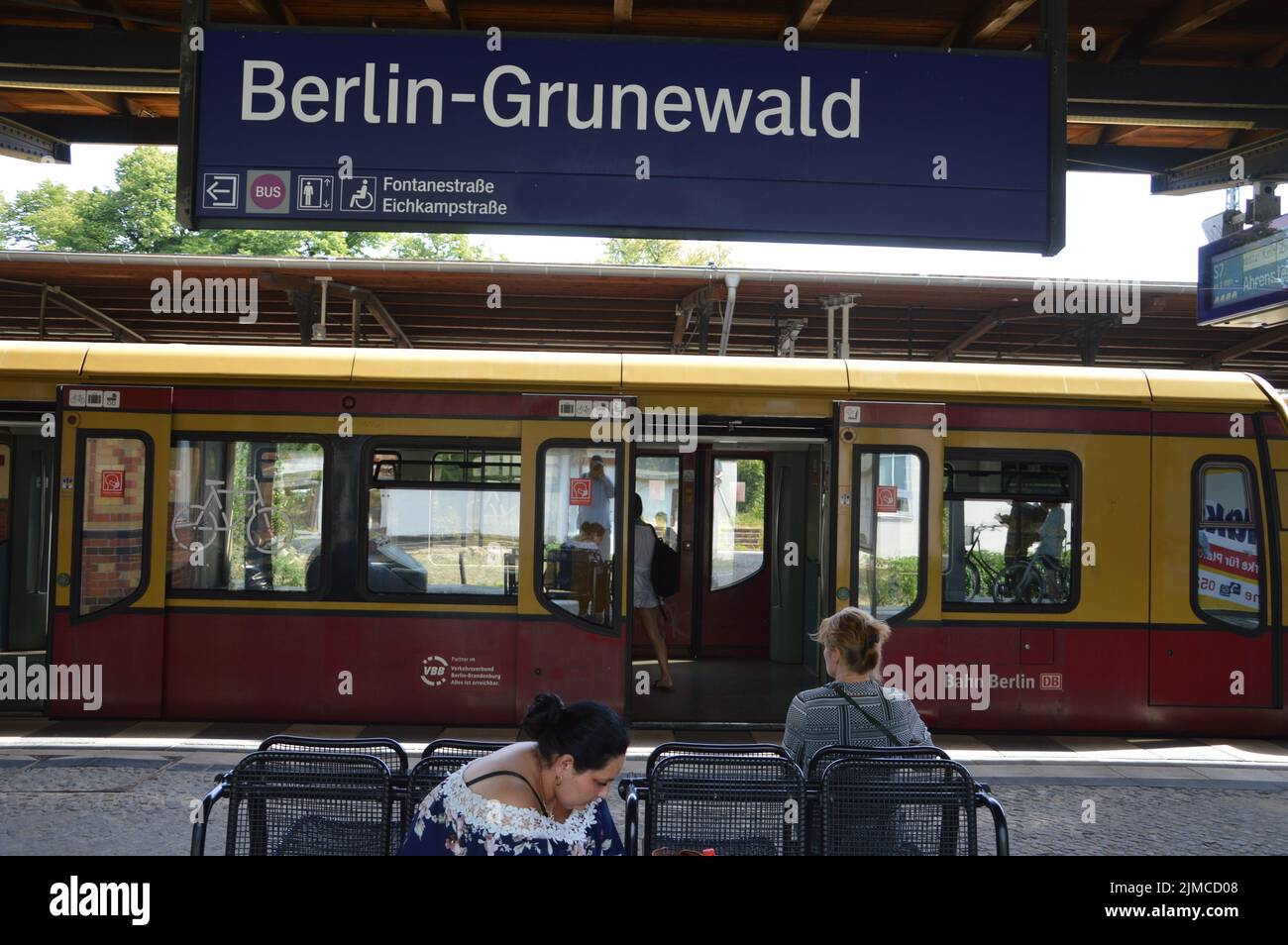 Berlin, Deutschland - 4. August 2022 - Ein Großbrand im Grunewald, verursacht durch mehrere Explosionen auf einer Munitionsdeponie - der Pendlerzug wurde am Bahnhof Grunewald unterbrochen. (Foto von Markku Rainer Peltonen) Stockfoto